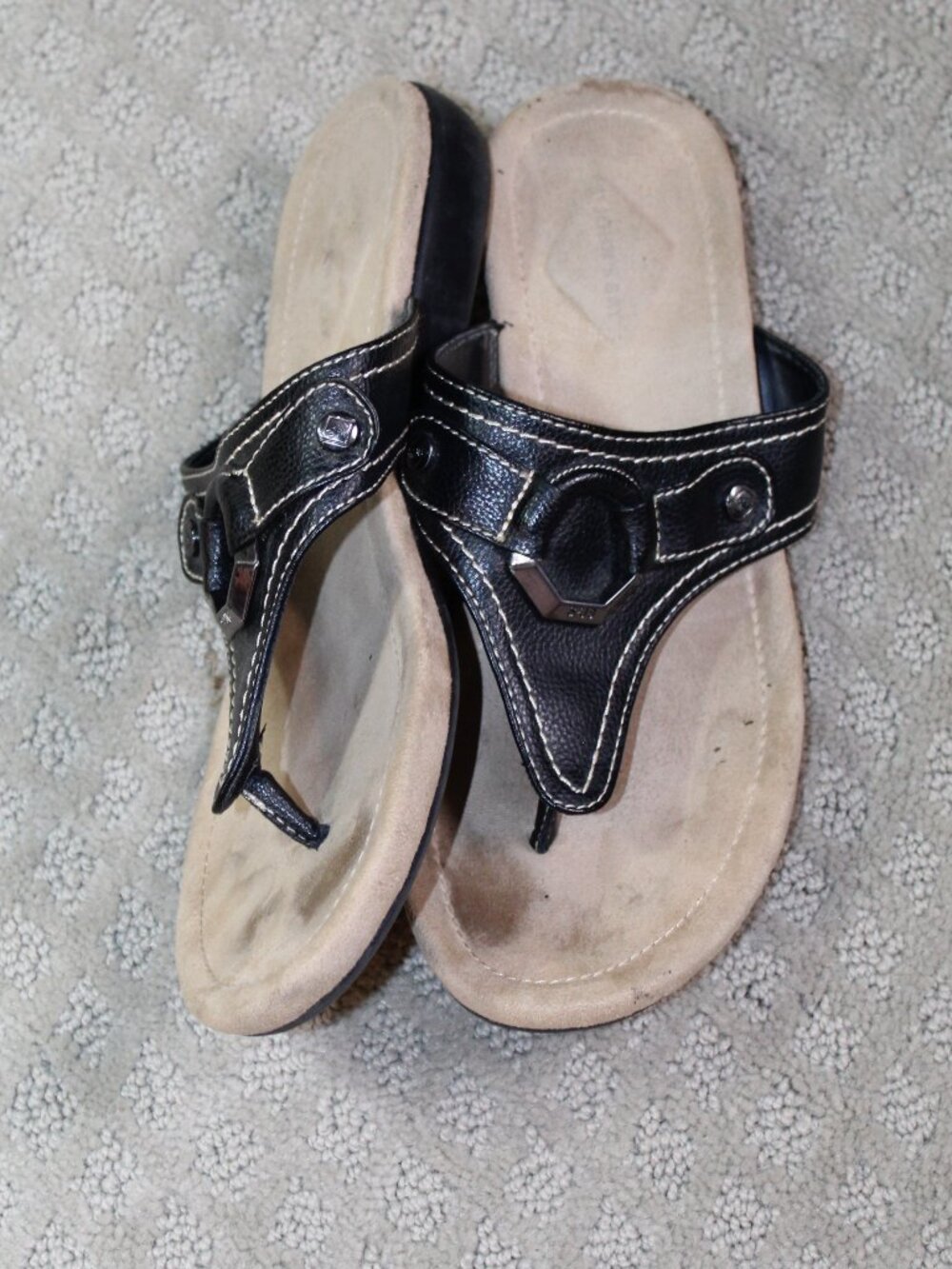 St. John's Bay Size 7M Black Faux Leather Cushioned Thong Sandals